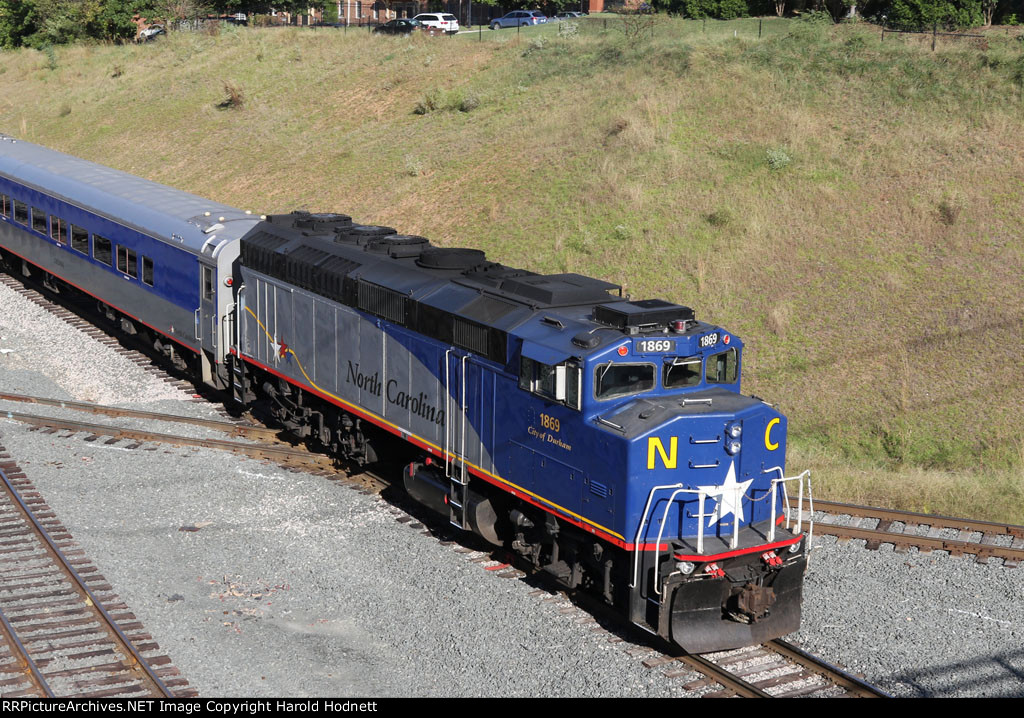 RNCX 1869 brings up the rear of train P075